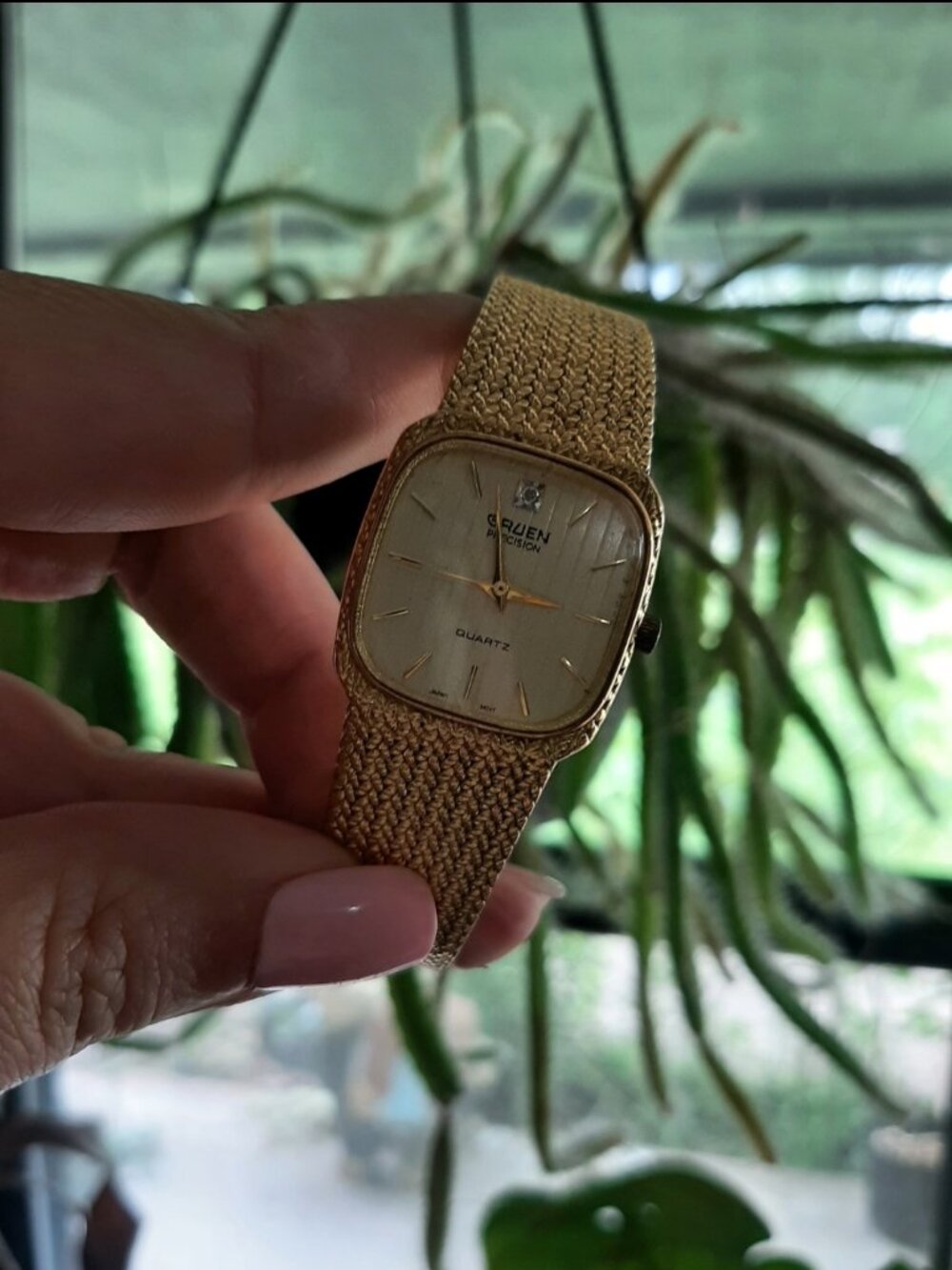 Vintage unisex Gruen gold tone woven quartz watch w diamond accent dial works